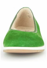 Scarpa piatta verde realizzata in suede testurizzato, con punta rotonda e suola in gomma bianca. L'interno presenta una soletta color nocciola con dettagli del marchio.