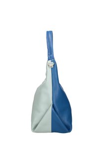 Leren handtas met een driehoekig ontwerp in lichtblauw en donkerblauw, met een gestructureerd oppervlak en een lange blauwe schouderriem.