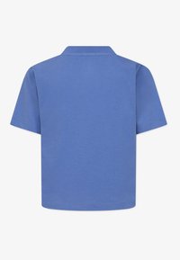 Polo a maniche corte blu realizzato in morbido cotone. Presenta un colletto classico e un design semplice senza motivi o accenti visibili.