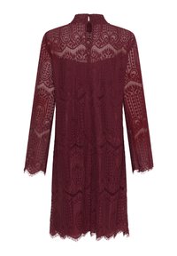 Vestido de encaje burdeos con mangas largas, un escote alto y patrones intrincados. Bajo con borde festoneado y detalles con flecos en los puños.