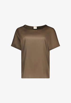 Blouse en satin marron à manches courtes, coupe ample, col rond et léger éclat, présentée sur un fond blanc uni.