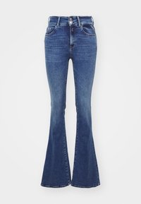 Jeans de mezclilla azul de cintura alta con piernas acampanadas, dos bolsillos frontales y cierre de doble botón.