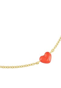 Bracelet en chaîne dorée avec un charm en forme de cœur rouge. Le charm est lisse avec une finition brillante, contrastant avec les maillons de chaîne texturés.
