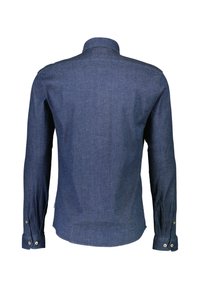 Camicia in chambray blu scuro a maniche lunghe con colletto button-down e accenti a bottoni a contrasto sulle maniche. Texture liscia, senza motivi.