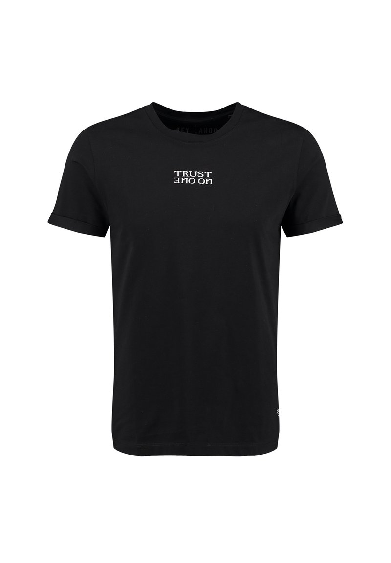 Camiseta de manga corta negra hecha de algodón, con el texto blanco "NO CONFÍES EN NADIE" impreso al revés en el centro del frente.