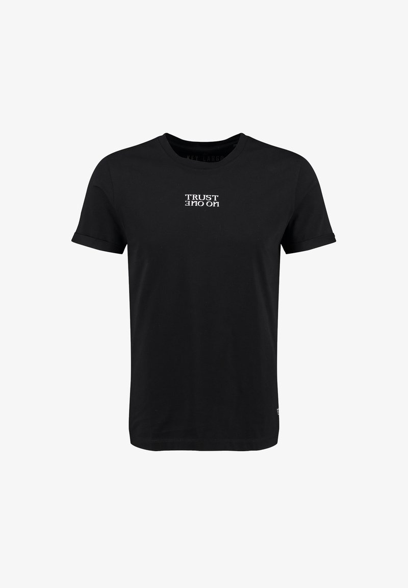 Camiseta de manga corta negra hecha de algodón, con el texto blanco "NO CONFÍES EN NADIE" impreso al revés en el centro del frente.