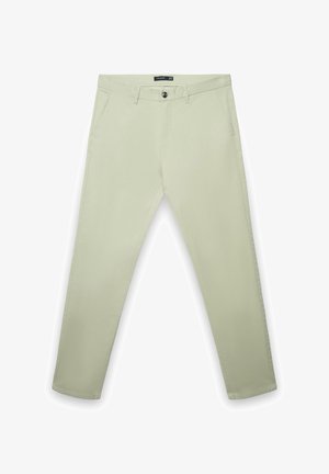 Pantalon vert clair à coupe droite, doté de poches avant, d'une fermeture à bouton unique, et d'une texture de tissu lisse et mate.