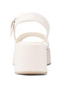 Sandali platform bianchi con una larga fascia liscia e un tacco a blocco quadrato. La scarpa presenta una fibbia metallica sulla cinghia della caviglia.