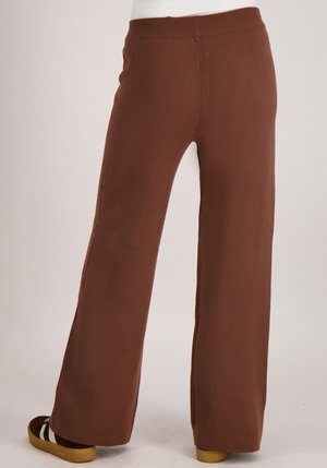 Bruine, wijd uitlopende fleecebroek met elastische tailleband, voorzien van een gladde textuur en een eenvoudig ontwerp. Geschikt voor casual gebruik.