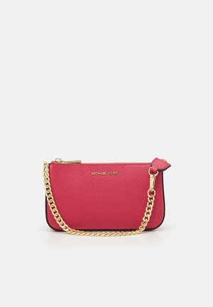 Kleine gestructureerde roze leren polstasje met gouden kettingriem en rits, met Michael Kors-logo aan de voorkant.