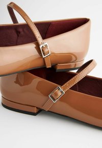 Next WIDE FIT FOREVER COMFORT MARY JANE - Ballerinat nilkkaremmillä - camel brown