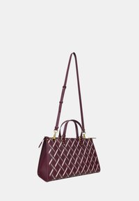Borsa in pelle bordeaux con un design intrecciato, dettagli metallici, manici doppi e una tracolla regolabile e removibile. Finiture in tonalità oro visibili.