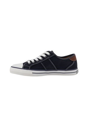 Low-Top Navy Canvas Sneaker mit weißer Gummispitze, weißen Schnürsenkeln, weißer Sohle mit navyblauem Streifen und braunem Leder-Fersenakzent.