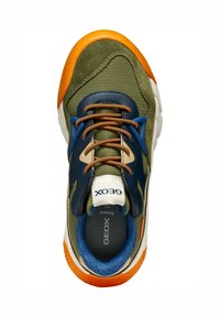 Sneaker in rete verde e blu con accenti arancioni, caratterizzata da dettagli beige, tessuto testurizzato e suola in gomma arancione. Marchio Geox sulla linguetta.