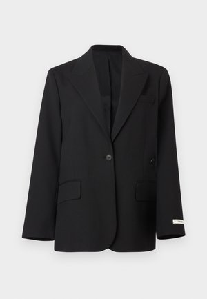 Svart blazer med enkelt knapp, hakkede slag, to frontlommer med klaff, en brystlomme og en liten hvit etikett på venstre ermekant.