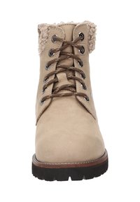 Botte cheville beige avec une finition en daim, col doux, œillets en métal et lacets. Semelle en caoutchouc avec une semelle texturée pour une meilleure traction.