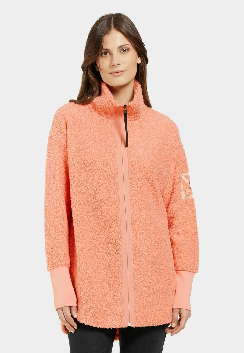 Fleecejacke in leuchtendem Koralle mit hohem Kragen, frontalem Reißverschluss, langen Ärmeln und lockerer Passform. Mit einem Logo auf dem linken Arm.
