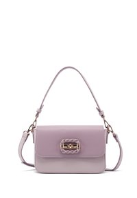 Borsa a tracolla in pelle lilla con finitura liscia, caratterizzata da una chiusura in metallo color oro intrecciata e una tracolla removibile.