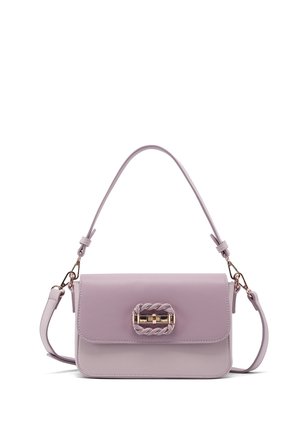 Borsa a tracolla in pelle lilla con finitura liscia, caratterizzata da una chiusura in metallo color oro intrecciata e una tracolla removibile.