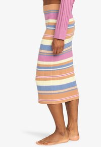 Strick-Midi-Rock mit horizontalen Streifen in Rosa, Beige, Blau und Gelb. Gerippte Textur, dehnbund und figurbetonte Silhouette.