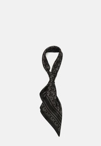 Pañuelo de seda negra con un patrón de logo repetido y franjas sólidas. El diseño retorcido crea un extremo puntiagudo. Textura suave.