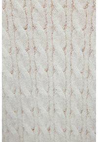 Cremfarbener Strickpullover mit einem strukturierten Zopfmuster, weichem Material und leichtem Glanz. Visueller Fokus auf dem Maschenmuster.