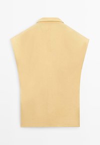 Ärmellose beige Weste mit spitzem Kragen und sauberer Rückennaht, flach auf weißem Hintergrund dargestellt.