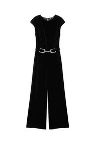 Mono de terciopelo negro con mangas cortas, piernas anchas y un cinturón de hebilla plateada en la cintura. Textura suave y diseño minimalista.