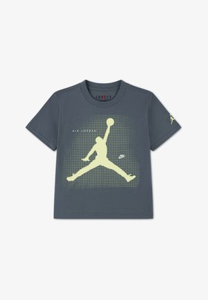 Grå T-skjorte med korte ermer som har en stor gul Jumpman-logo, rutemønster som bakgrunn og "AIR JORDAN"-tekst i hvitt.