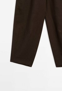 Bruine linnen broek met een relaxte pasvorm, voorzien van zijzakken en een rechte pijp. De textuur lijkt zacht met minimale stikdetails.