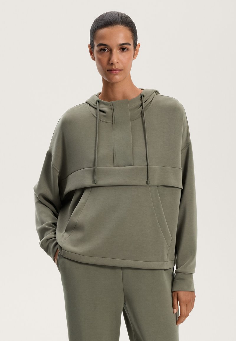 Olivovo zelená mikina s voľným strihom, textúrovaná tkanina, predná vrecko a stiahnuteľná kapucňa.