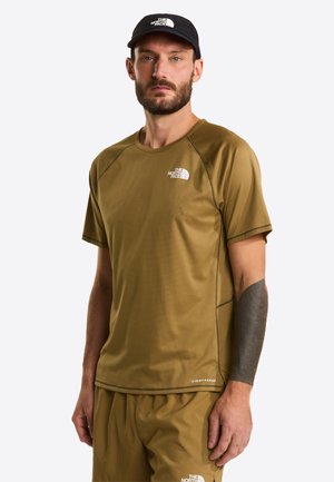 Maglietta verde oliva traspirante con maniche corte, scollo rotondo e dettaglio logo sul petto sinistro, abbinata a pantaloncini coordinati.