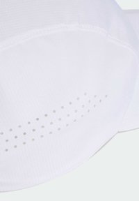 Biały sportowy biustonosz z gładką fakturą, subtelnym perforowanym wzorem na tkaninie oraz kontrastującymi przeszyciami dla wsparcia i przewiewności.