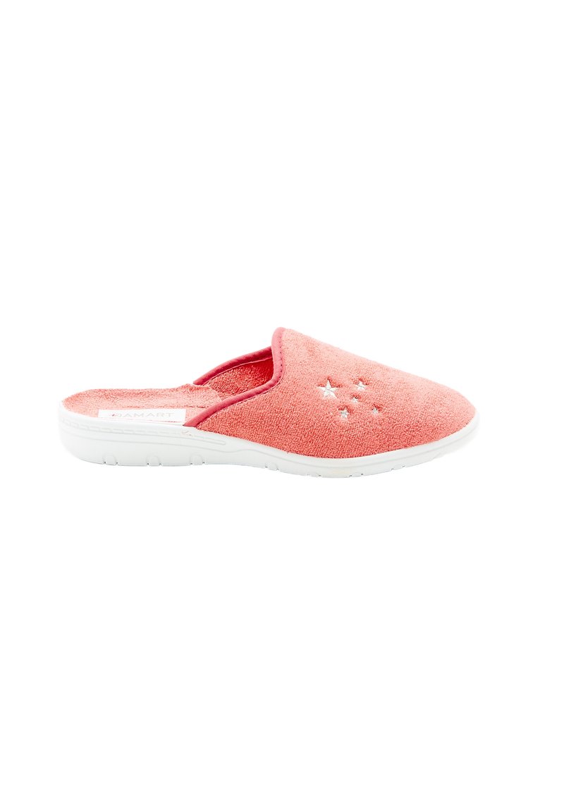 Zapatilla textil de color coral con suela de goma blanca, que presenta pequeños agujeros en forma de estrella en la parte superior y un forro acolchado para mayor comodidad.