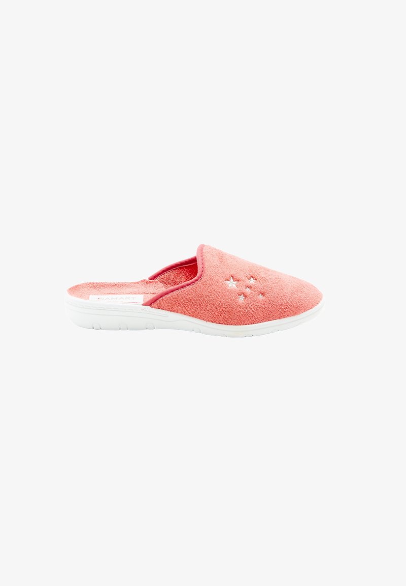 Zapatilla textil de color coral con suela de goma blanca, que presenta pequeños agujeros en forma de estrella en la parte superior y un forro acolchado para mayor comodidad.