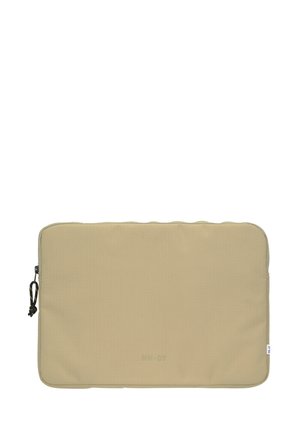Housse d'ordinateur portable rectangulaire beige avec bords arrondis, fermeture éclair noire côté gauche et texte subtil "NN-07" embossé près du centre inférieur.