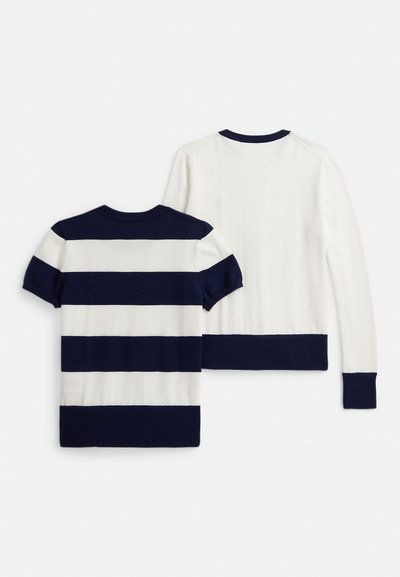 Jūrinės mėlynos ir baltos spalvų dryžuotas megztinis, trumpomis rankovėmis, apvalia iškirpte, su horizontaliais dryžiais bei ribinėmis manžetėmis ir apačia.