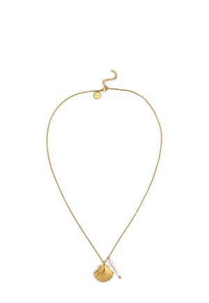 Gouden ketting met een gouden schelpenhanger en een kleine witte langwerpige parelbedel op een witte achtergrond.