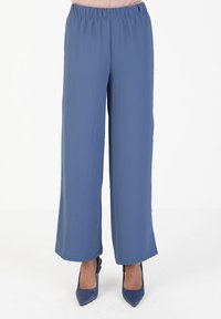 Pantaloni leggeri a gamba larga in un morbido tessuto blu con un elastico in vita. Texture liscia e lunghezza intera, da abbinare a tacchi a spillo.