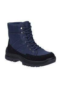 Botas de cordones azul marino con un acento de ante negro texturizado, parte superior sintética, cuello acolchado y suela de goma resistente para mayor tracción.