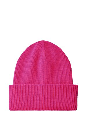 Gorro de punto acanalado de color rosa brillante con puño doblado, aislado sobre un fondo blanco.