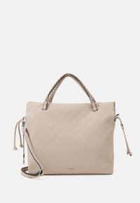 Sac à main en simili cuir beige matelassé avec un motif texturé, deux poignées supérieures, une bandoulière amovible et des accents métalliques pour un détail supplémentaire.
