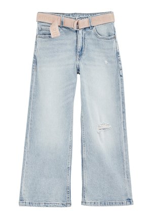 Hellblaue Jeans mit weitem Bein, verwaschenem Look, Used-Effekt am rechten Bein und einem beigen Stoffgürtel mit Metallring-Schnalle.