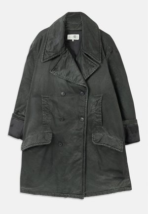 Σκούρο γκρι παλτό διπλής σειράς με φαρδιές πέτες, δύο μεγάλες τσέπες με καπάκι, τσέπες από το πλάι και λεπτομέρειες στους μανικιών σε απλό φόντο.