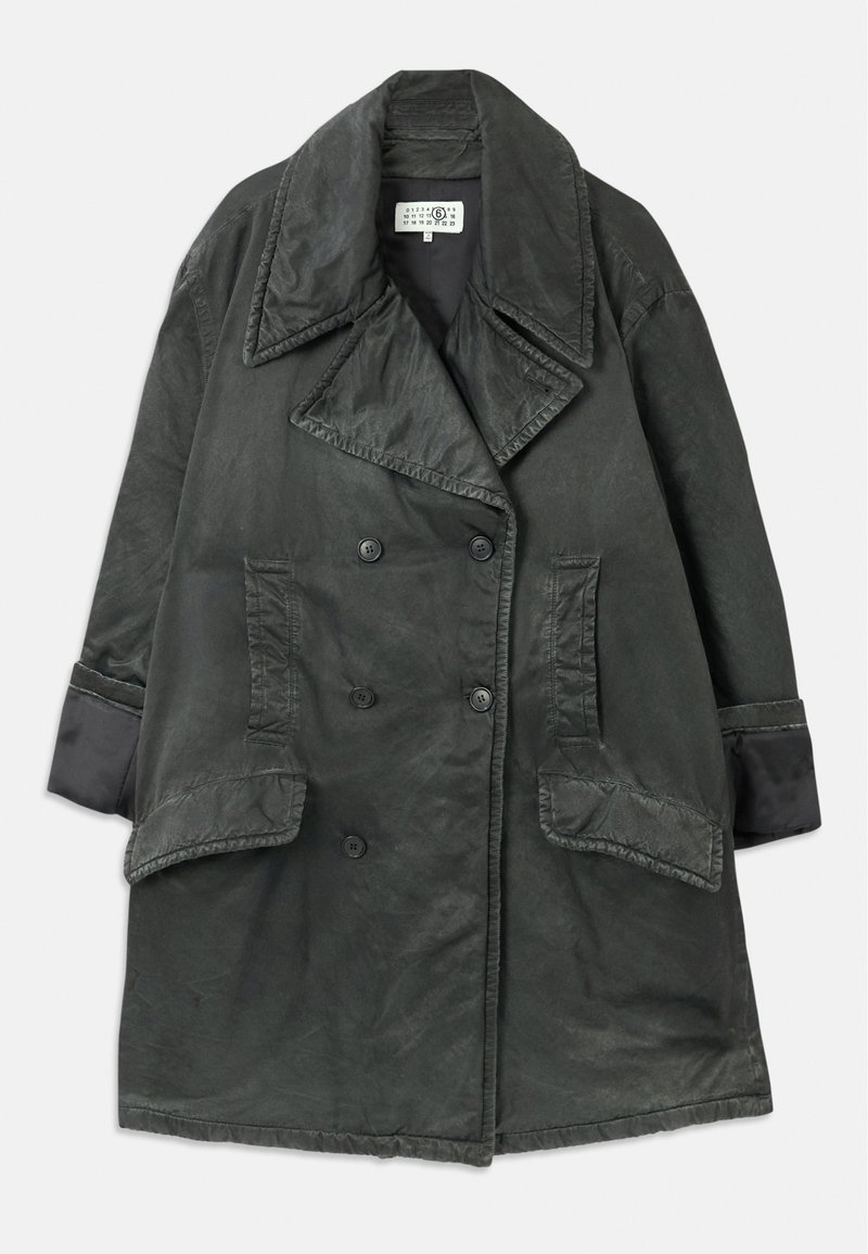 Mörkgrå dubbelknäppt trenchcoat med breda slag, två stora ficklock, sidofickor och detalj på ärmarna på en enfärgad bakgrund.