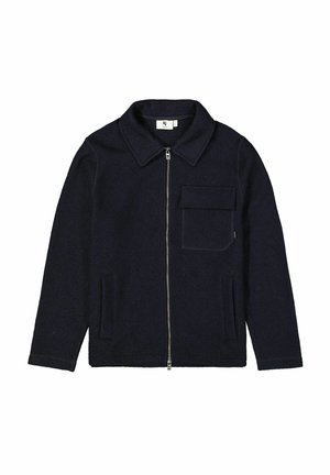 Navyblaue Zip-Jacke mit Kragen, einer Brusttasche mit Klappe und zwei Seitentaschen, vor einem weißen Hintergrund präsentiert.