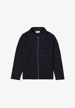 Navyblaue Zip-Jacke mit Kragen, einer Brusttasche mit Klappe und zwei Seitentaschen, vor einem weißen Hintergrund präsentiert.