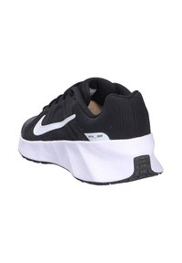 Sneaker atletico nero con tomaia testurizzata, accenti bianchi, suola imbottita e design aerodinamico per un supporto migliorato.