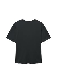 Maglietta nera a maniche corte realizzata in tessuto morbido. Collo rotondo con vestibilità comoda. Senza grafica o dettagli visibili. Vista dal retro mostrata.