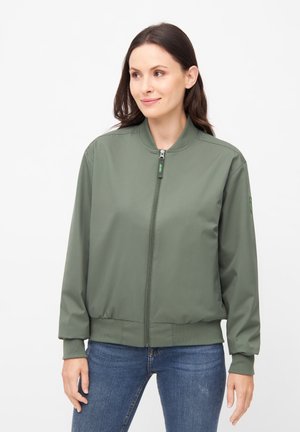 Olivově zelená bomber bunda se zipem vpředu, žebrovanými manžetami a pasem, s hladkým povrchem a minimalistickým designem.